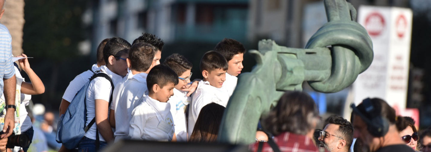 the-knotted-gun-sculpture-and-students.jpg