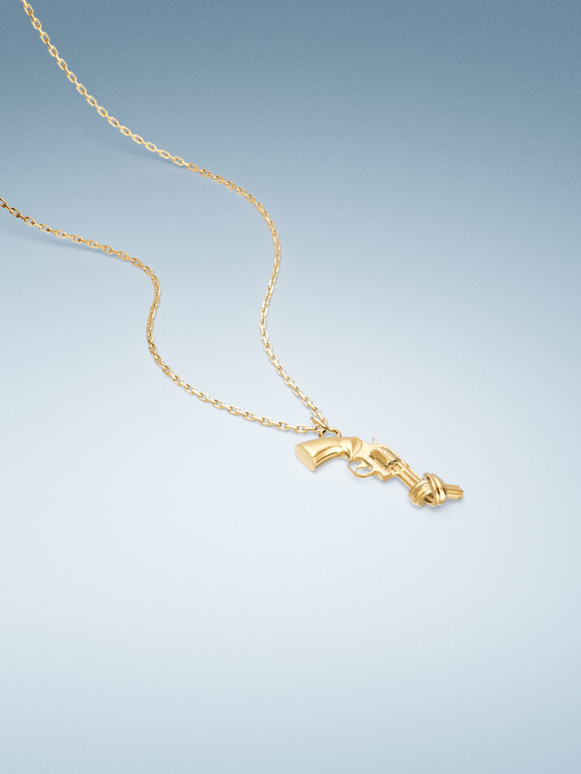 Vacier Chain Necklace Gold for women with the Non-Violence Knotted Gun pendant close up view